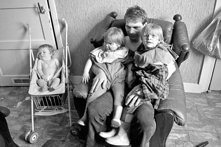 301176 Portret van de heer Witteman met zijn kinderen in hun huis aan het Lange Rozendaal te Utrecht.